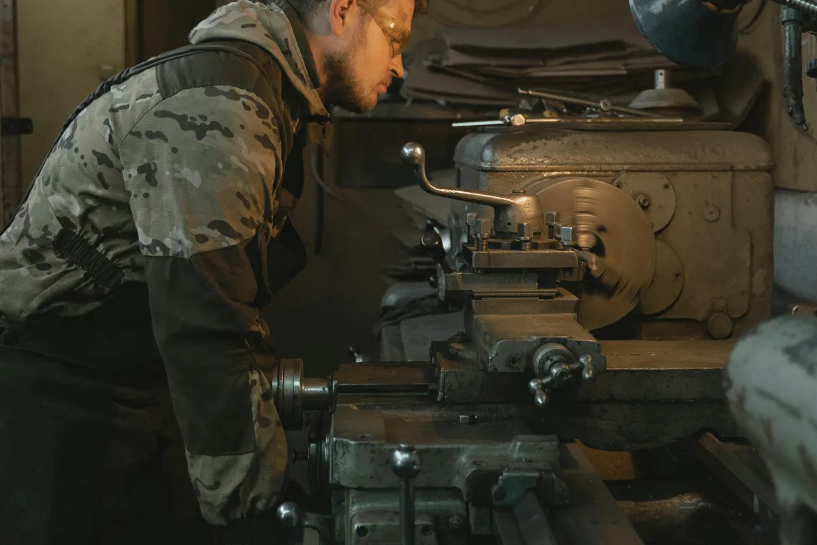 Strunjirea metalelor: de la piese simple la componente de precizie industrială