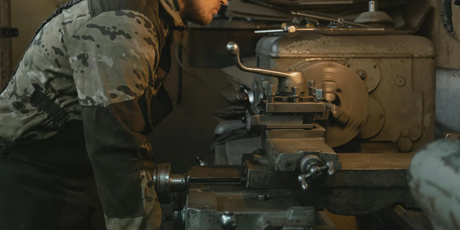 Strunjirea metalelor: de la piese simple la componente de precizie industrială